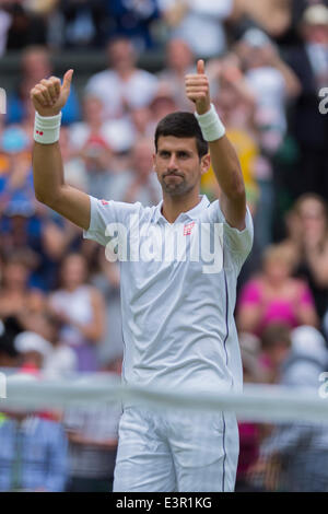 London, UK. 27. Juni 2014. Wimbledon Tennis Championships Novak Djokovic Serbien gewinnt sein Match gegen Gilles Simon von Frankreich in Tag fünf Männer Singles dritten Vorrundenspiel bei den Wimbledon Tennis Championships auf The All England Lawn Tennis Club in London, Vereinigtes Königreich. Bildnachweis: Aktion Plus Sport/Alamy Live-Nachrichten Stockfoto