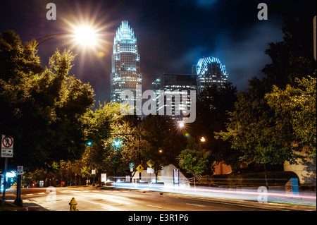 Charlotte, North Carolina, Vereinigte Staaten von Amerika. 25. Juni 2014. Wolkenkratzer der Innenstadt, uptown Charlotte in der Nacht Stockfoto