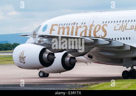 Seitenansicht der Tragfläche eines Emirates Airbus A380-Flugzeuge und Motoren Stockfoto