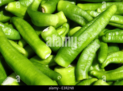 Grüne Chilischoten in einen Gemüsehandel verkauft Stockfoto