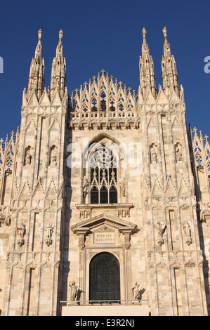 Detailansicht der Fassade der Mailänder Dom, Italien Stockfoto