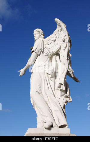 Engelsstatue vor Karlskirche Kirche in Wien, Österreich Stockfoto