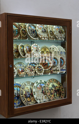 Eine Sammlung von wunderschön bemalte Astronomische Uhren zum Verkauf in einem Schrank, Prag, Tschechische Republik. Stockfoto