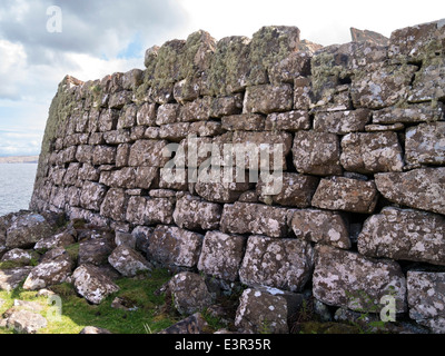 Ruinen des alten schottischen Küste Promontory Forts (Dun) bei Rubha eine Dunain Landzunge, Glenbrittle, Isle Of Skye, Schottland, Vereinigtes Königreich Stockfoto