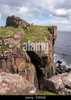 Ruinen des alten schottischen Küste Promontory Forts (Dun) bei Rubha eine Dunain Landzunge, Glenbrittle, Isle Of Skye, Schottland, Vereinigtes Königreich Stockfoto