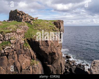 Ruinen des alten schottischen Küste Promontory Forts (Dun) bei Rubha eine Dunain Landzunge, Glenbrittle, Isle Of Skye, Schottland, Vereinigtes Königreich Stockfoto