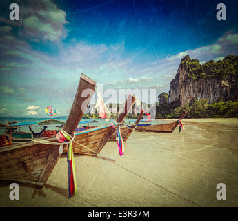 Vintage Retro-Hipster-Stil reisen Bild des Long-Tail-Boote am tropischen Strand (Railay Beach) in Thailand mit Grunge Texturen Stockfoto