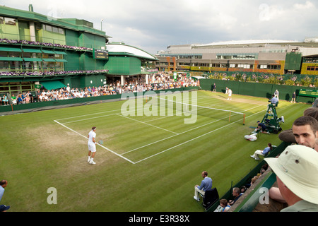 Tennis-Match auf einem äußeren Gericht, den Wimbledon All England Lawn Tennis Club Championships, Wimbledon London UK Stockfoto