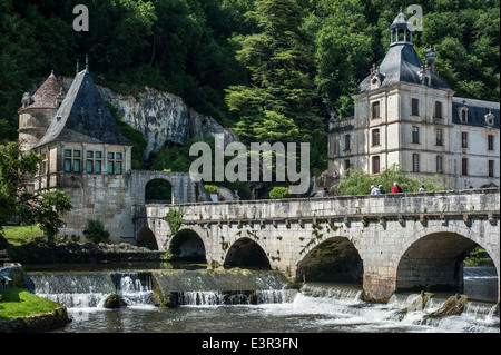 Die Benediktiner Abtei Abbaye Saint-Pierre de Brantôme und Brücke über den Fluss Dronne, Dordogne, Aquitaine, Frankreich Stockfoto