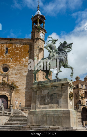 Reiterstatue von Francisco Pizarro vor San Martin Kirche, Plaza Mayor, Trujillo, Extremadura, Spanien. Stockfoto