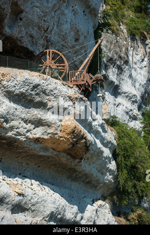 Mittelalterliche Treadwheel Kran in der befestigten Höhlenwohnungen Stadt La Roque Saint-Christophe, Peyzac le Moustier, Dordogne, Frankreich Stockfoto