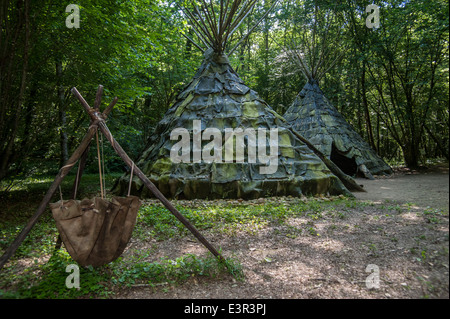 Freiem Himmel Wohnung mit Zelte aus Tier versteckt aus dem Magdalénien Zeitraum im Prehisto Parc über das prähistorische Leben auf Tursac Stockfoto