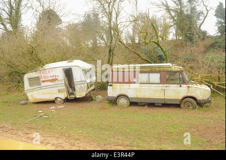 Aufgegeben von Wohnmobil und Wohnwagen in einem Feld in der Nähe von Winchcombe in den Cotswolds, Gloucestershire, England, UK Stockfoto