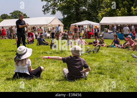 East Devon. 21. Juni 2014. Ein Sommer-Garten-Party und Fete mit Jongleur unterhaltsam, Erwachsene und Kinder mit einem riesigen Yoyo ect Stockfoto