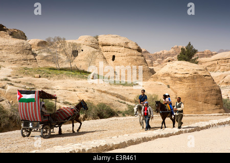 Jordan, Araba, Petra, Wagen und Pferde geben Touristen fahren nach Al-Siq Eingang Stockfoto