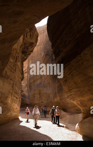 Jordan, Araba, Petra, touristische s zu Fuß durch Al-Siq Eingang Schlucht auf Website Stockfoto