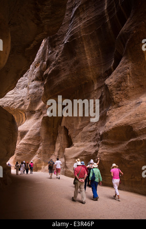 Jordan, Eingang Araba, Petra, Touristen zu Fuß durch Al-Siq Canyon auf Website Stockfoto