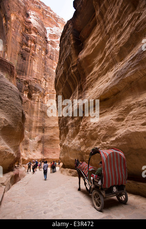 Jordan, Araba, Petra, Pferdekutsche und Touristen zu Fuß durch Al-Siq Eingang Schlucht auf Website Stockfoto