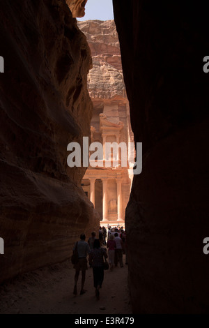 Araba, Petra, Jordanien, ein erster Blick auf das Finanzministerium, Khazneh Al Firaun aus Al-Siq Eingang Canyon auf Website Stockfoto