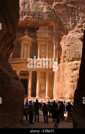 Araba, Petra, Jordanien, ein erster Blick auf das Finanzministerium, Khazneh Al Firaun aus Al-Siq Eingang Canyon auf Website Stockfoto