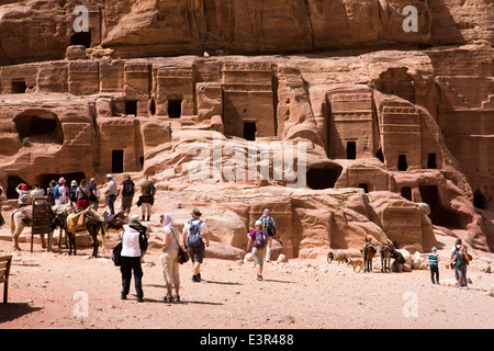 Jordan, Araba, Petra, Besucher am Aneisho Gräber Stockfoto