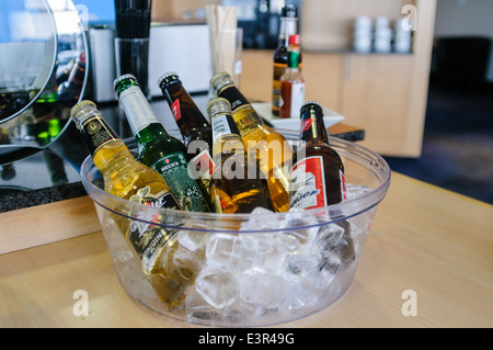 Flaschen Bier in eine Schüssel mit Eis in einem Flughafen-Business-Lounge chillen Stockfoto