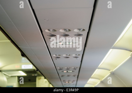 Deckenbeleuchtung und Lüftung an Bord eines Airbus A320 Stockfoto