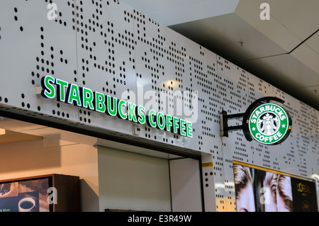 Starbucks Coffee-Shop im Flughafen Schiphol Stockfoto