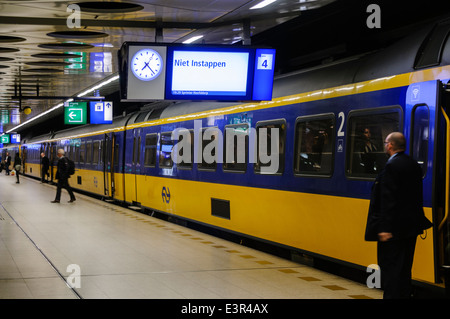 Passagiere steigen Sie einen Zug am Flughafen Amsterdam Schiphol Stockfoto