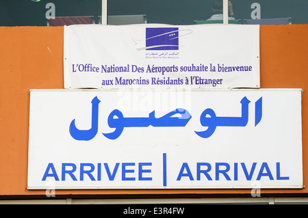 Eingangsschild in Arabisch, Französisch und Englisch über die Ankünfte Eingang von Marrakech Maroc Menara International Airport, Marokko Stockfoto