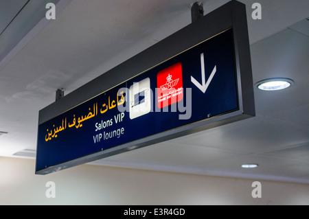 Anmelden zum Flughafen Lounges in Arabisch, Französisch und Englisch an der Internationale Flughafen Marrakesch, Marokko Stockfoto