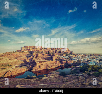 Mehrangarh Fort und Padamsar Talab und Ranisar Talab Seen, Jodhpur, Rajasthan, Indien mit Grunge Texturen überlagert Stockfoto