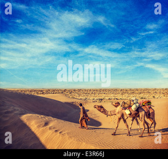 Vintage Retro-Hipster Stil reisen Foto von Rajasthan Reisen Hintergrund - indische Nomadenlager (Kameltreiber) mit Kamelen Stockfoto