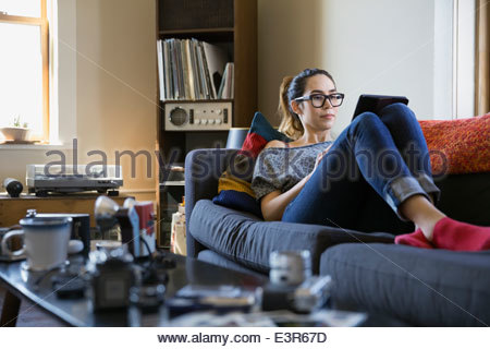 Frau mit digital-Tablette auf sofa