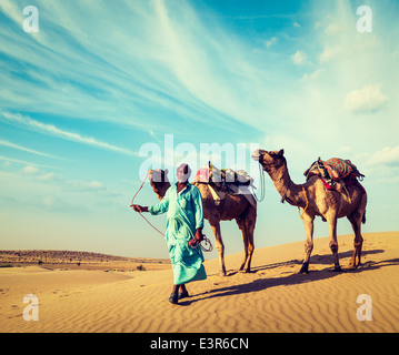 Vintage Retro-Hipster Stil reisen Foto von Rajasthan Reisen Hintergrund - indische Nomadenlager mit Kamelen (Kamel-Treiber) Stockfoto