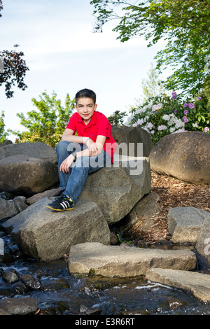 Porträt eines jungen Mannes im Freien im Frühling Stockfoto