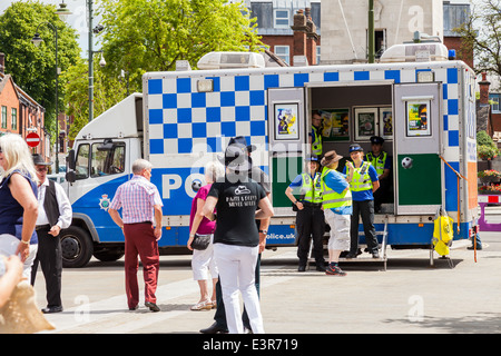 Chat mit Mitgliedern der Öffentlichkeit Polizisten... Leek Staffordshire England. Stockfoto