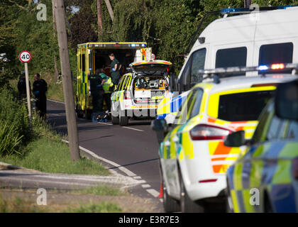 Rochford, Essex, England. 27. Juni 2014.   29 Jahre ist durch East Anglian Air Ambulance alte Frau ins Krankenhaus gebracht. nach einem Motorradunfall auf Brays Lane, Rochford Essex. Bildnachweis: Graham Eva/Alamy Live-Nachrichten Stockfoto