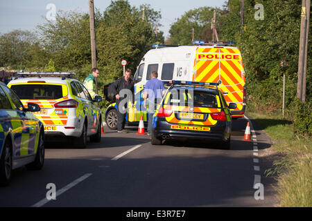 Rochford, Essex, England. 27. Juni 2014.   29 Jahre ist durch East Anglian Air Ambulance alte Frau ins Krankenhaus gebracht. nach einem Motorradunfall auf Brays Lane, Rochford Essex. Bildnachweis: Graham Eva/Alamy Live-Nachrichten Stockfoto