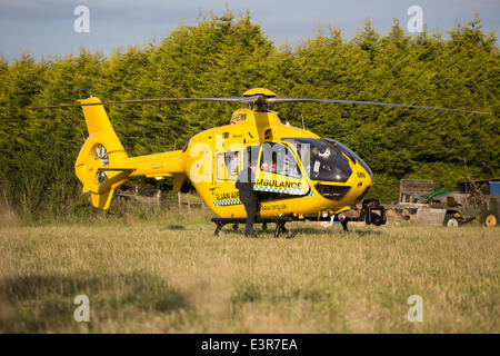 Rochford, Essex, England. 27. Juni 2014.   29 Jahre ist durch East Anglian Air Ambulance alte Frau ins Krankenhaus gebracht. nach einem Motorradunfall auf Brays Lane, Rochford Essex. Bildnachweis: Graham Eva/Alamy Live-Nachrichten Stockfoto