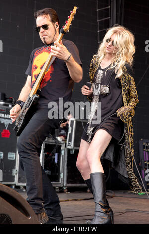 Milwaukee, Wisconsin, USA. 27. Juni 2014. Bassist MARK DAMON und Sängerin TAYLOR MOMSEN der Band The Pretty Reckless tritt beim Sommerfest Musikfestival 2014 in Milwaukee Wisconsin Credit: Daniel DeSlover/ZUMAPRESS.com/Alamy Live News Stockfoto