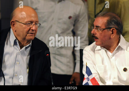 Punta Cana, Dominikanische Republik. 27. Juni 2014. Dominican President Danilo Medina (R) spricht mit Dominikanischen Kanzler Carlos Morales Troncoso während der XLIII-Gipfel der Staats- und Regierung des zentralamerikanischen Integrationssystems (SICA, für seine Abkürzung in spanischer Sprache), in der Stadt Punta Cana, Dominikanische Republik, am 27. Juni 2014. Regierungschefs der acht SICA Länder Mitglieder treffen sich in Punta Cana auf dem Gipfel. © Roberto Guzman/Xinhua/Alamy Live-Nachrichten Stockfoto