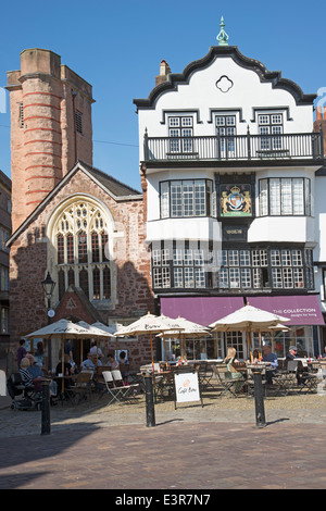 Kathedrale nahe Exeter England UK Alfresco Essen Trinken in diesem historischen Viertel der Stadt Stockfoto