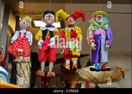 Kleinen bunten Puppen zum Verkauf in Prag, Tschechien. Stockfoto