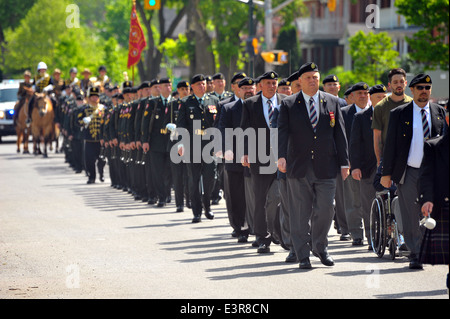 Politiker, besuchen Mitglieder der Öffentlichkeit, Veteranen und militärisches Personal servieren eine Zeremonie zum 70. Jahrestag des d-Day. Stockfoto