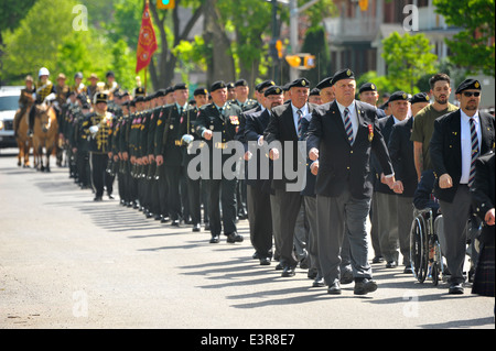 Politiker, besuchen Mitglieder der Öffentlichkeit, Veteranen und militärisches Personal servieren eine Zeremonie zum 70. Jahrestag des d-Day. Stockfoto