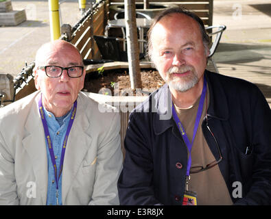 Aberystwyth, Wales, UK. 27. Juni 2014.  Ehemalige Guardian-Bild-Editor Eamonn McCabe (rechts) mit Magnum-Fotograf David Hurn (links) auf dem Auge International Photography Festival - 27. Juni 2014 - Bildnachweis: John Gilbey/Alamy Live News Stockfoto