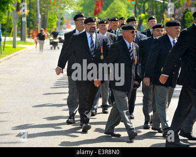 Politiker, besuchen Mitglieder der Öffentlichkeit, Veteranen und militärisches Personal servieren eine Zeremonie zum 70. Jahrestag des d-Day. Stockfoto