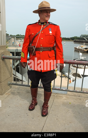 Ein RCMP Offizier in Uniform während der Canada Day Feierlichkeiten in den alten Hafen von Montreal, Quebec. Stockfoto