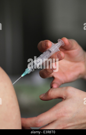 Eine Student Krankenschwester Praktiken der Grippe-Impfung-Verfahren in Montreal, que. Stockfoto